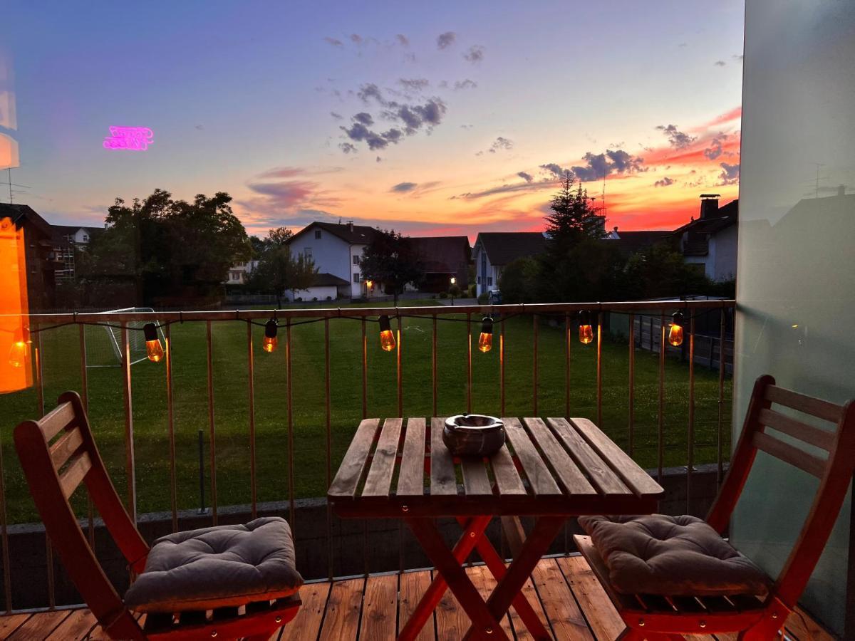 Flair Vorarlberg - Stilvolles Wohnen Nahe Bodensee & Alpen - Kueche, Balkon & Gratis Parkplatz
